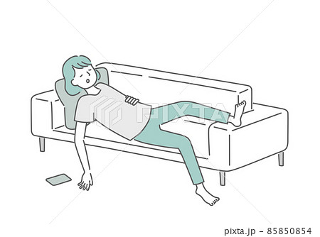 ソファでスマホを見ながら寝落ちした女性 85850854
