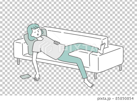 ソファでスマホを見ながら寝落ちした女性 85850854