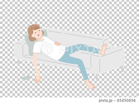 ソファでスマホを見ながら寝落ちした女性 85850856