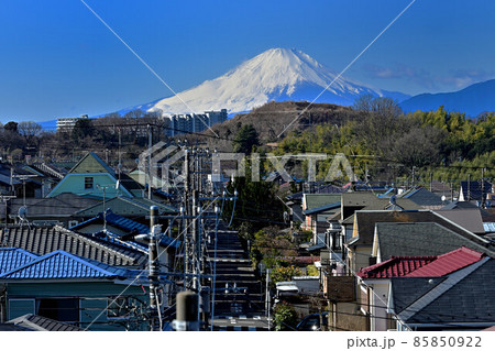 横浜旧東海道権太坂から見た冬の富士山 85850922