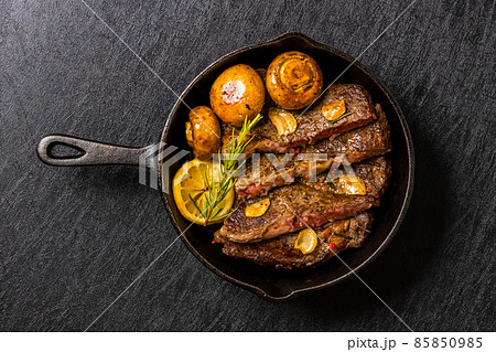 ステーキ Thick cut luxury fresh beef steak ステーキ Thick cut luxury fresh beef steak 85850985