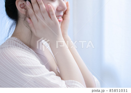 保湿クリーム、化粧水でスキンケアする女性	 85851031