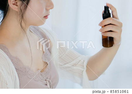 化粧水スプレー、ミストでスキンケアする女性 化粧水スプレー、ミストでスキンケアする女性 85851061