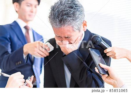 号泣記者会見をする男性 85851065
