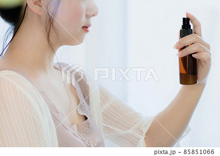 化粧水スプレー、ミストでスキンケアする女性	 85851066