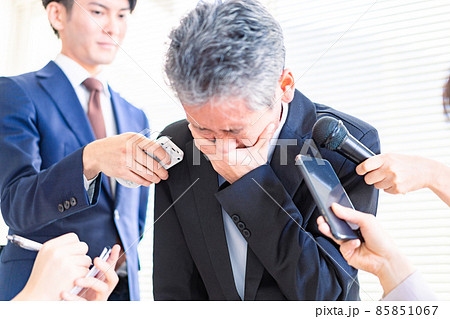 号泣記者会見をする男性 85851067