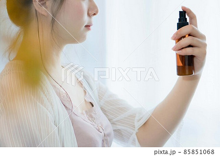 化粧水スプレー、ミストでスキンケアする女性	 85851068