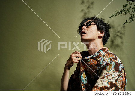 夏の日差しで汗をかく男性 13 夏の日差しで汗をかく男性 13 85851160
