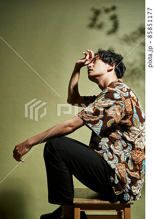 夏の日差しで汗をかく男性 1 85851177