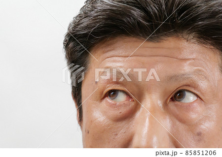 何かが気になる中年男性 85851206