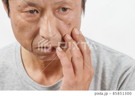 シミが気になる中年男性 85851300