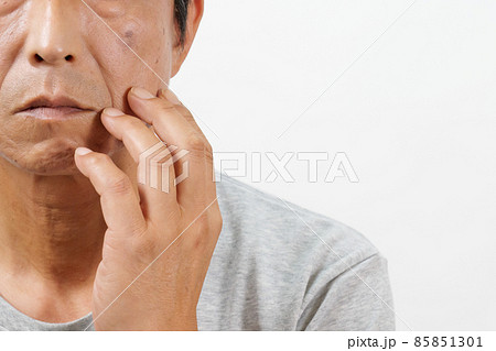 シミが気になる中年男性 シミが気になる中年男性 85851301