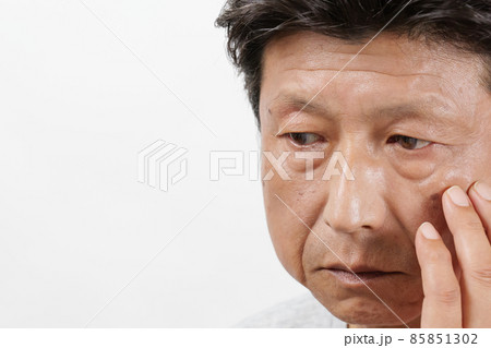 シミが気になる中年男性 85851302
