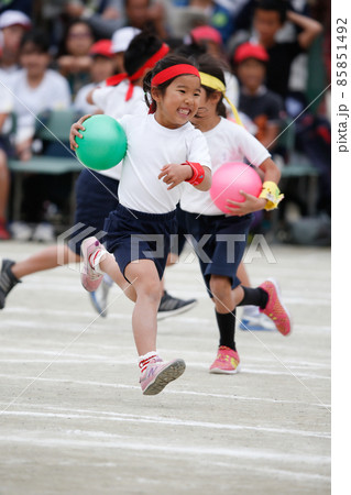 運動会でボールを持って走る女の子 運動会でボールを持って走る女の子 85851492