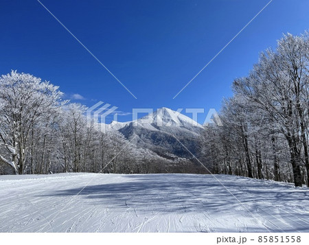 2022年1月の快晴の福島県のアルツ磐梯スキー場 85851558