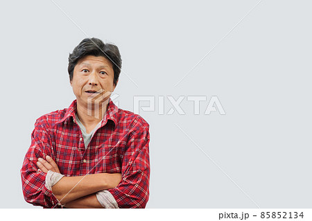 腕を組んで笑みを浮かべる中年男性 85852134