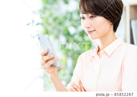スマートフォンを操作する女性 スマートフォンを操作する女性 85852267
