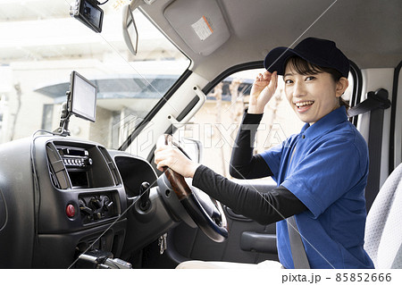 車内で微笑む宅配便の女性 車内で微笑む宅配便の女性 85852666