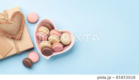 Homemade macaroons and gift box 85853016