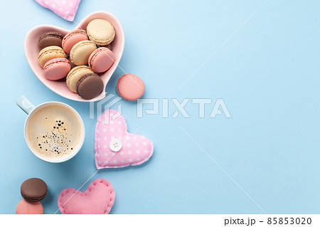 Homemade macaroons and coffee 85853020