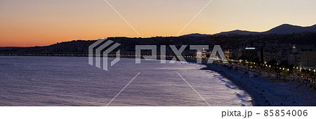 Panoramic view of the Promenade des Anglais of Nice at sunset 85854006