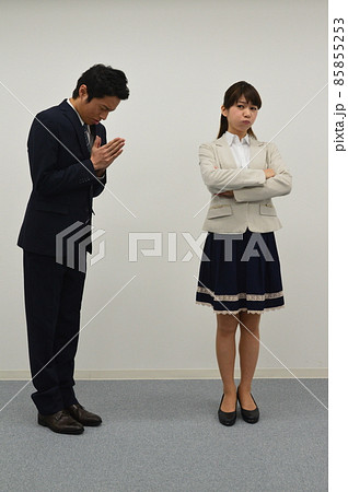 謝る男･怒る女 85855253