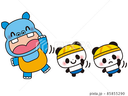 夏の暑い日に泳ぐ前に体操する子供 85855290