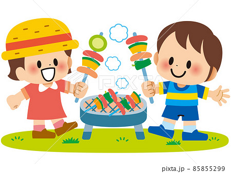 夏休みに友達と美味しいお肉を食べてバーベキューを楽しむ子供 85855299