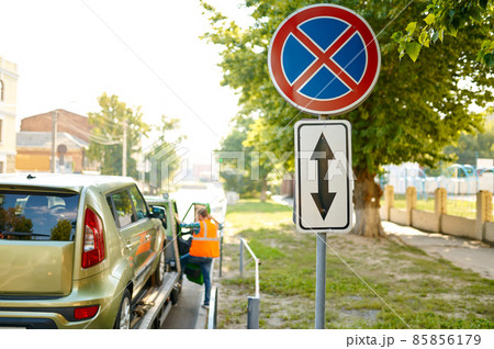 Evacuator driver take away improper parked car 85856179