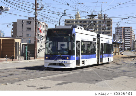 十字街電停を発車した函館市電「らっくる号」 函館市 十字街電停を発車した函館市電「らっくる号」 函館市 85856431