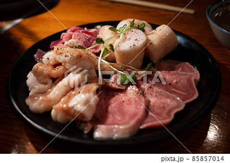 とても美味しい日本の炭火を使った七輪の焼肉 とても美味しい日本の炭火を使った七輪の焼肉 85857014