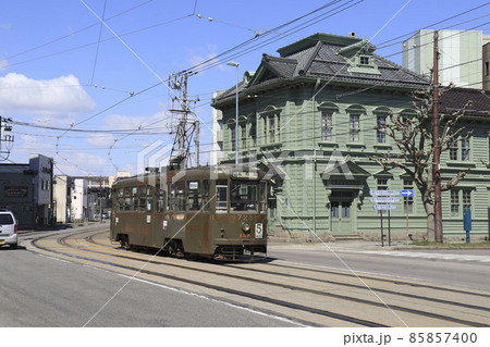函館観光名所「相馬株式会社」前を通過する路面電車 函館市元町 函館観光名所「相馬株式会社」前を通過する路面電車 函館市元町 85857400
