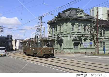 函館観光名所「相馬株式会社」前を通過する路面電車　函館市元町 85857402