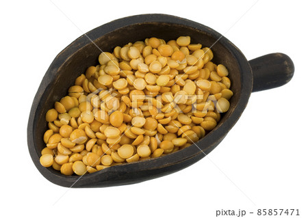 scoop of yellow split peas 85857471