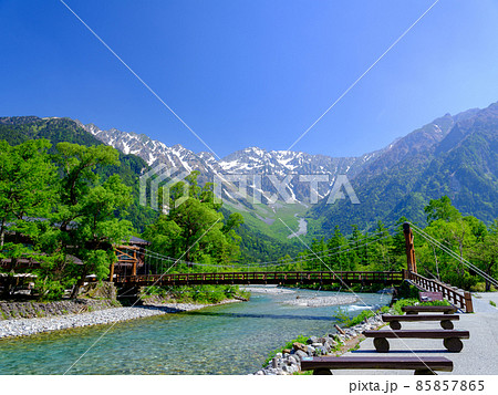 長野・上高地・河童橋と新緑の穂高連峰 長野・上高地・河童橋と新緑の穂高連峰 85857865