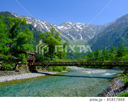 長野・上高地・河童橋と新緑の穂高連峰 長野・上高地・河童橋と新緑の穂高連峰 85857866