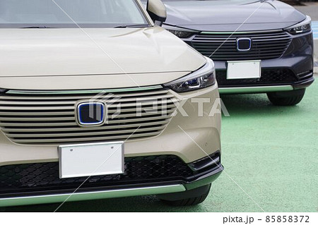 自動車イメージ　販売店に並ぶ車　2台のホンダヴェゼル 85858372