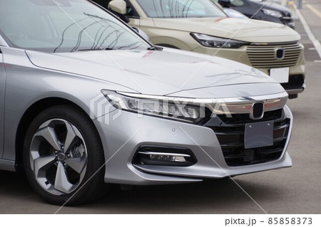 自動車イメージ　販売店に並ぶ車　ホンダ車 85858373