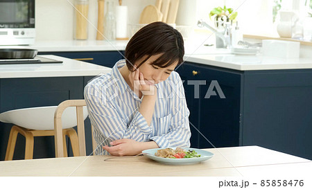 食事を我慢する女性　ダイエット　糖質制限イメージ 85858476