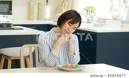 食事を我慢する女性 ダイエット 糖質制限イメージ 食事を我慢する女性 ダイエット 糖質制限イメージ 85858477