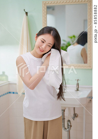 ヘアケアをするロングヘアの若い女性 85858882