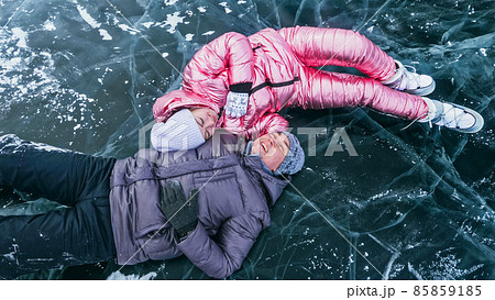 Couple has fun during winter walk against background of ice of f 85859185