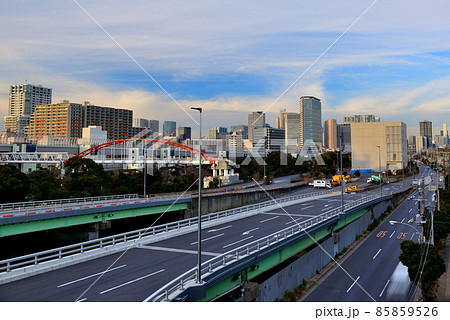 首都高速大井北換気所と京浜運河の風景 85859526