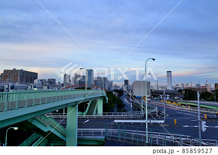首都高速大井北換気所と京浜運河の風景 85859527