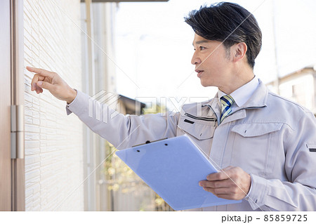 リフォーム　外壁の点検をする男性 85859725