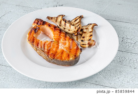 Grilled salmon steak with mushrooms 85859844