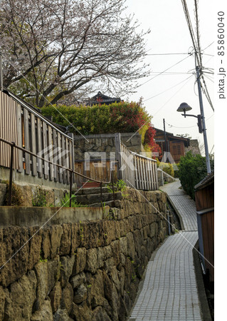 尾道観光寺社巡りの坂道 85860040