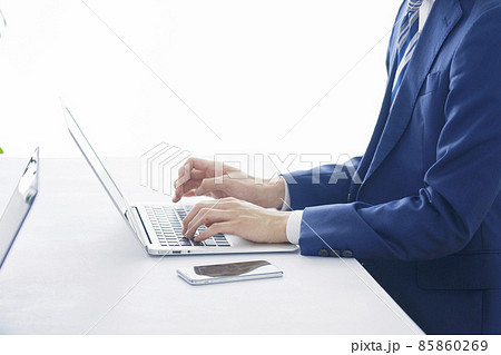 ビジネスマン　デスクワーク　顔無し 85860269