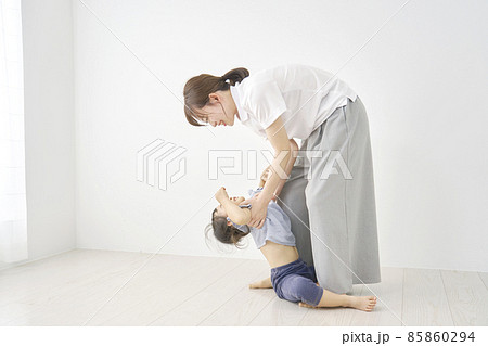 育児 母親と娘 育児 母親と娘 85860294