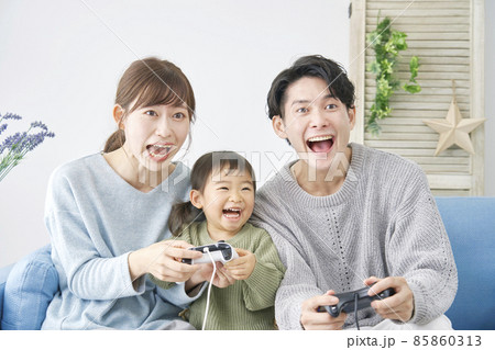 テレビゲームで遊ぶ家族 85860313
